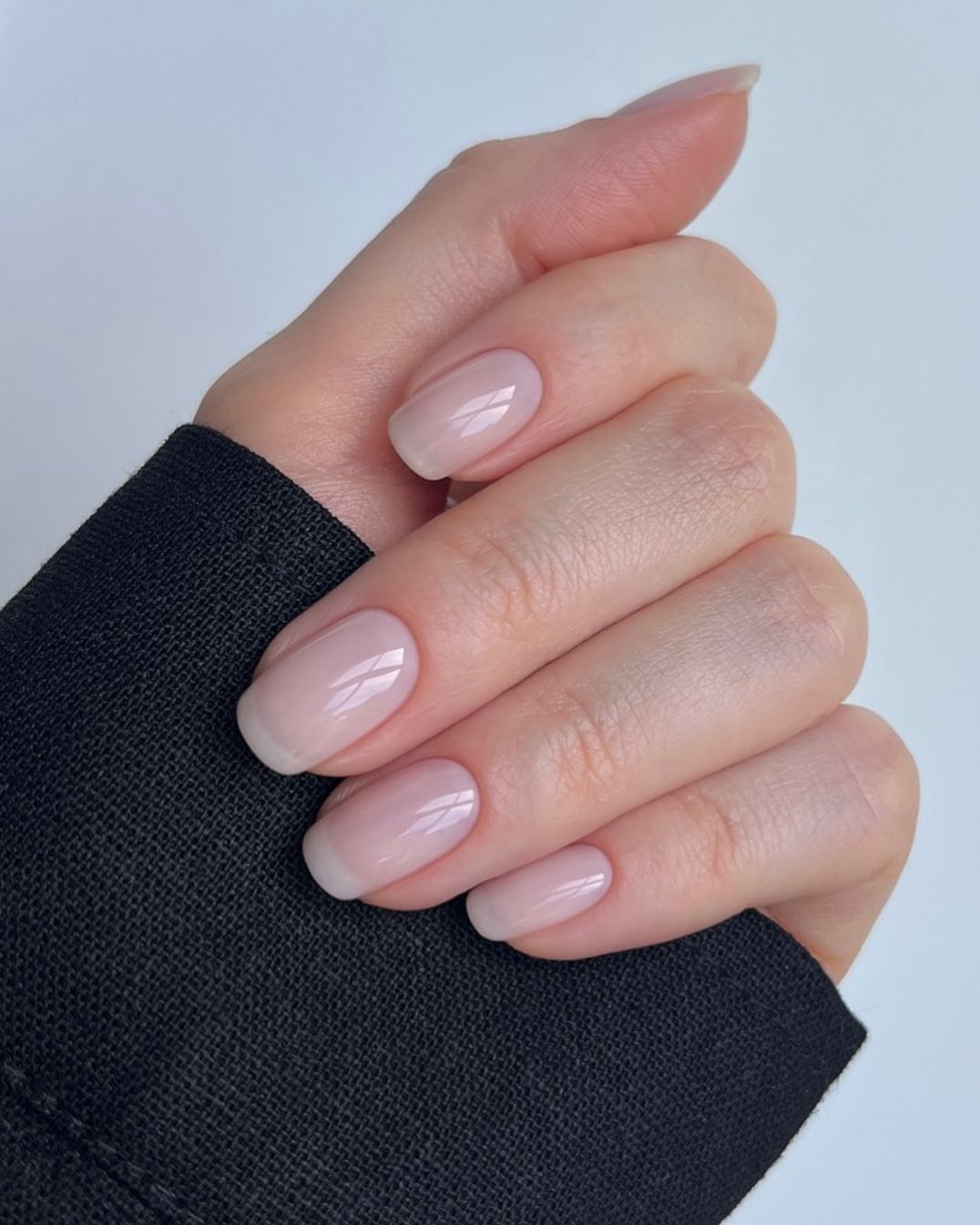 @raelondonnails wearing a blend of three OPI nail polishes on her nails