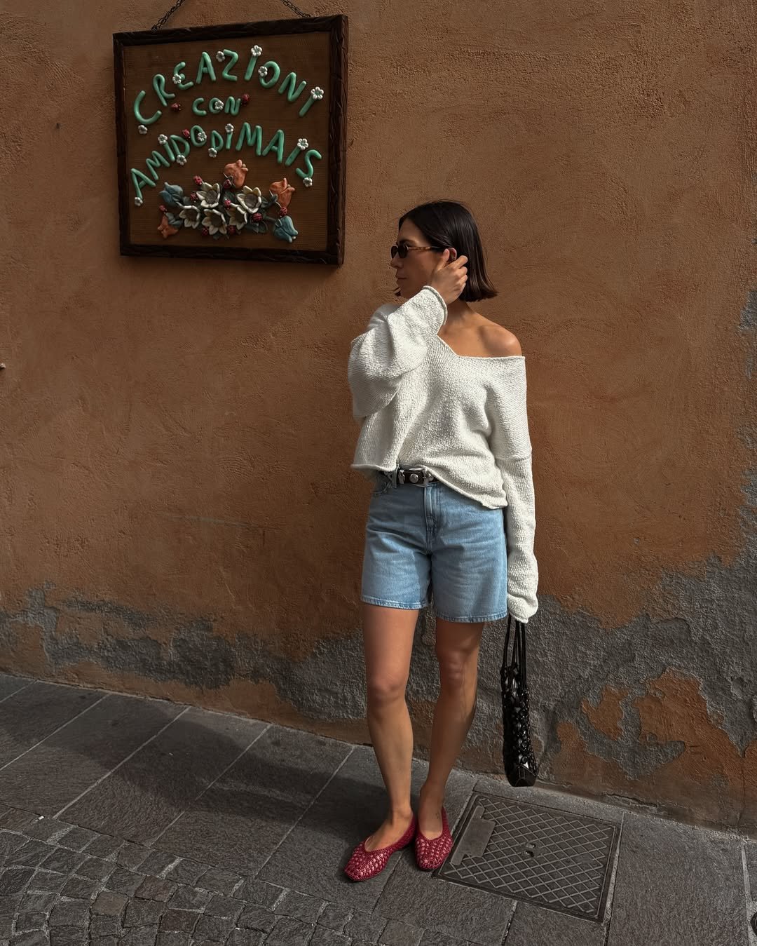 @_jessicaskye wears burgundy mesh ballet pumps with a white jumper and denim shorts