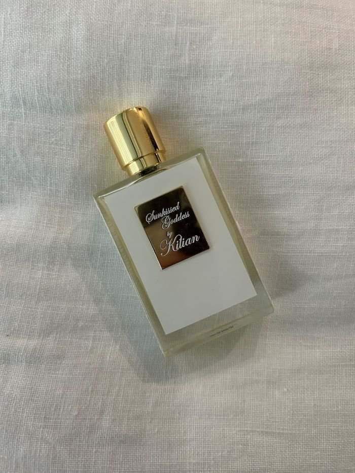 Junior beauty editor Grace Lindsay testing Kilian Sunkissed Goddess perfume