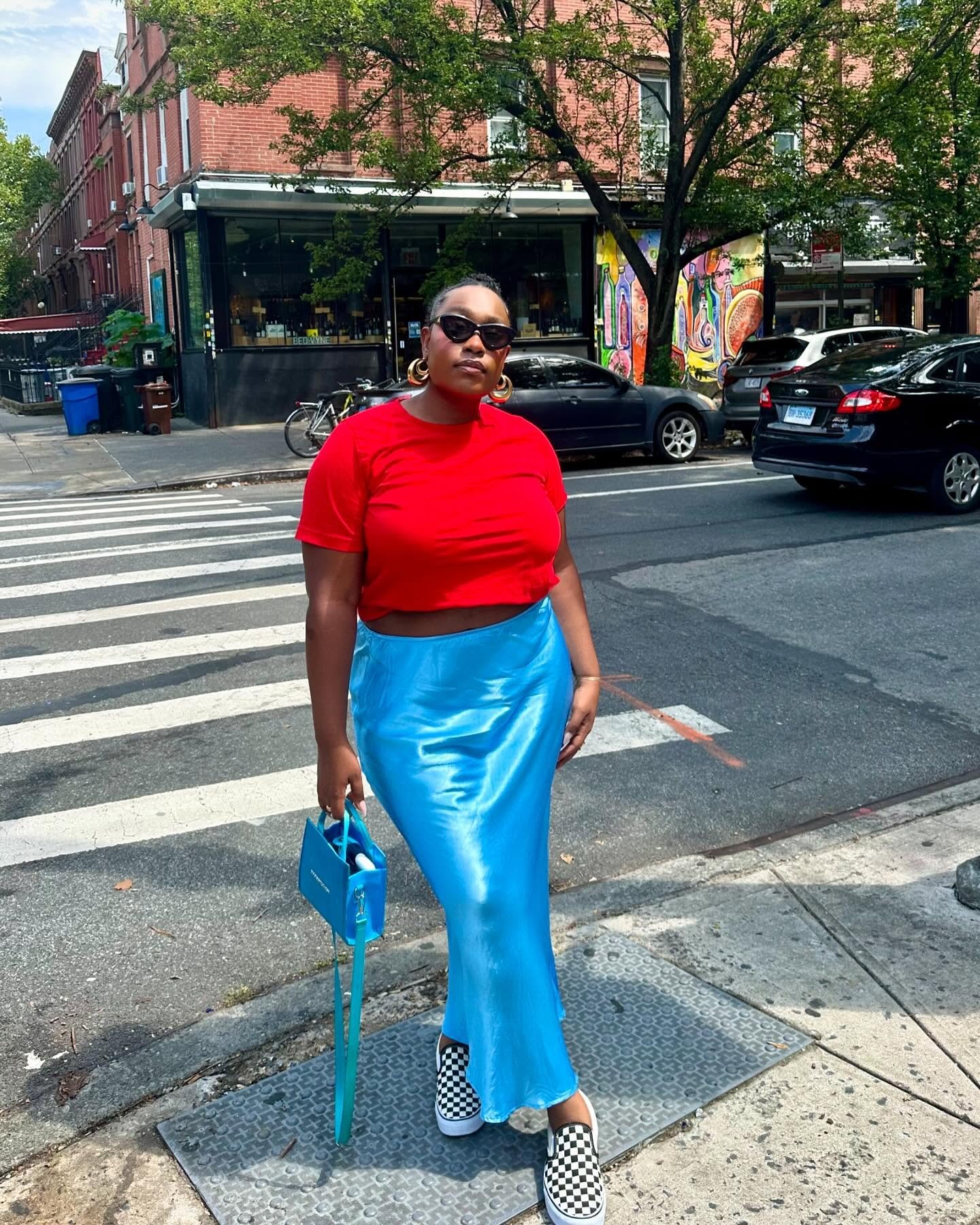 @aniyahmorinia wearing red t-shirt and cerulean skirt
