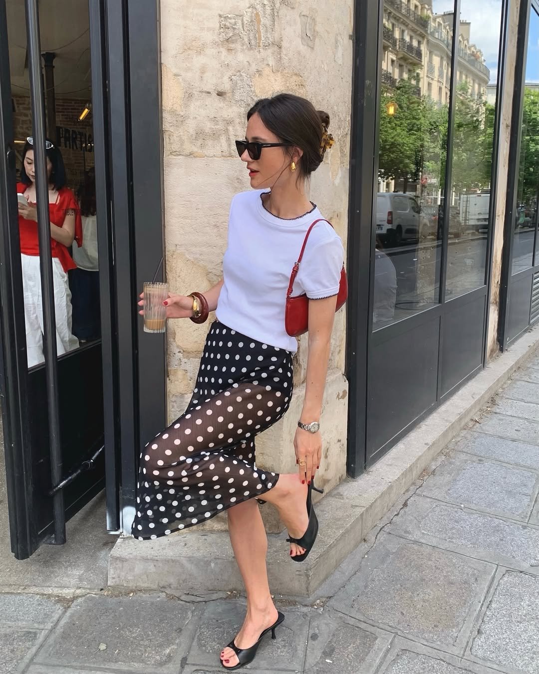 @leasy_inparis wears peep-toe mule heels with a polkadot skirt, white T-shirt and red bag