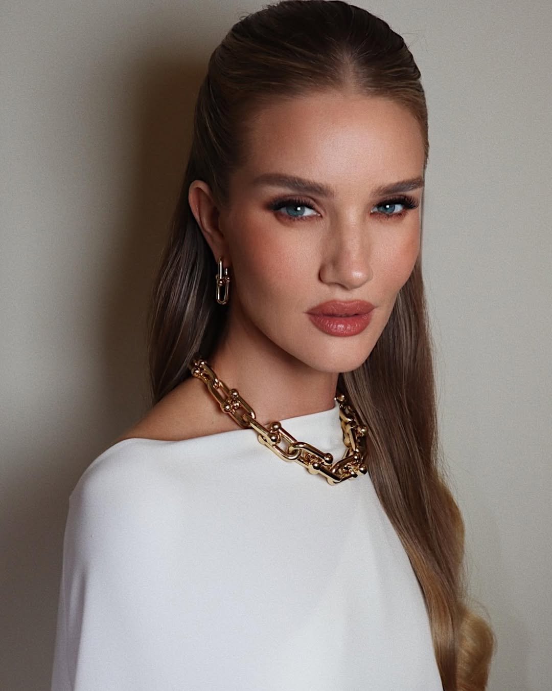 Rosie Huntington-Whiteley with ash brown, ombre hair