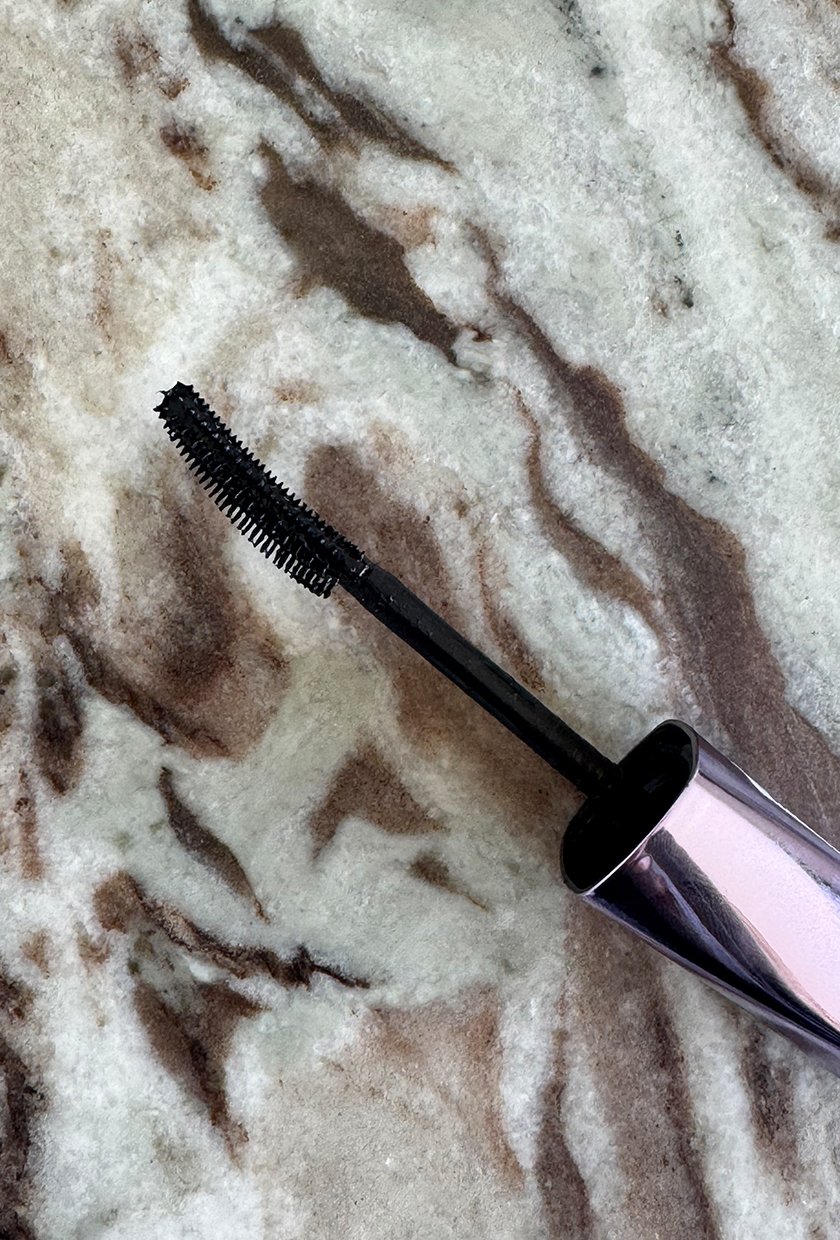 A close up of the Rimmel Wonder'Bond Lash Filler + Hyaluronic Mascara wand