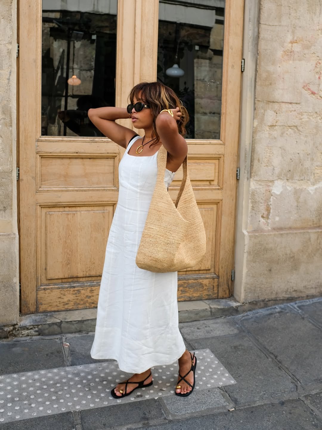 @slipintostyle wears a white linen dress with sandals that boast chic gold hardware