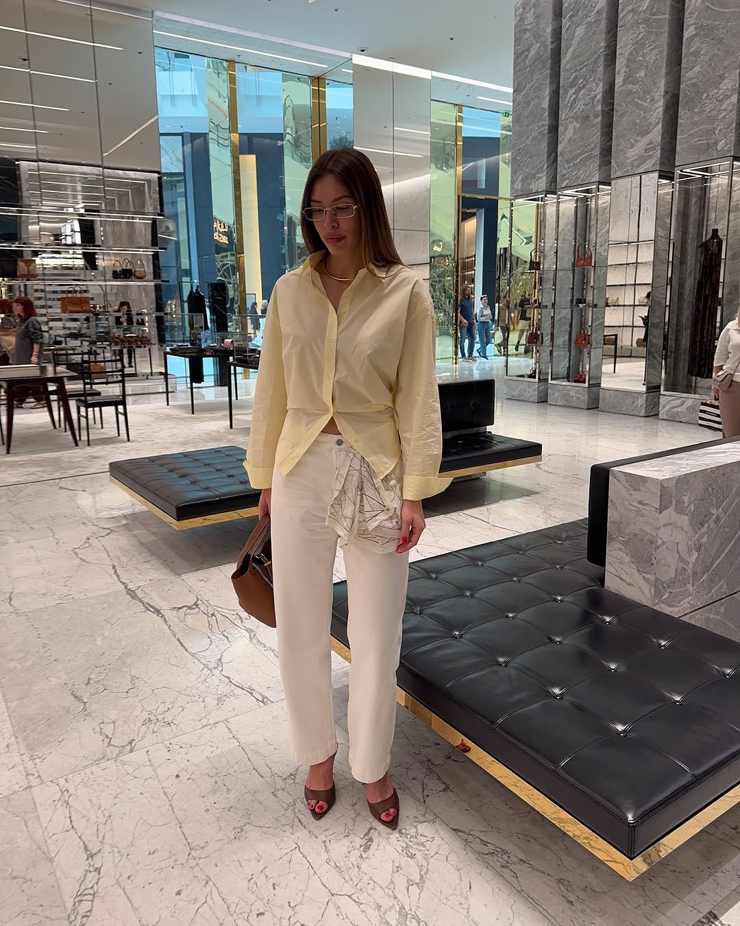 Woman wearing jeans with pointed peep-toe heels 2025.