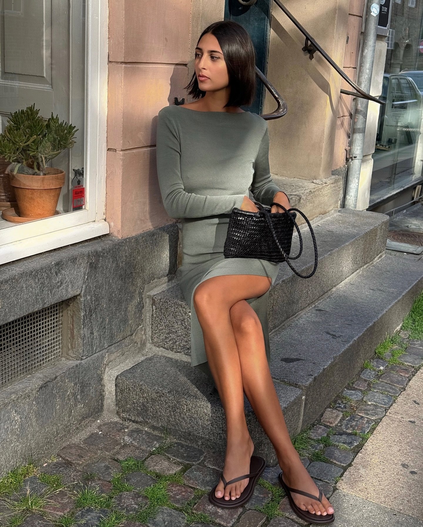 Best boat-neck dresses: @salome.mory wears a green boat neck dress with flip-flops