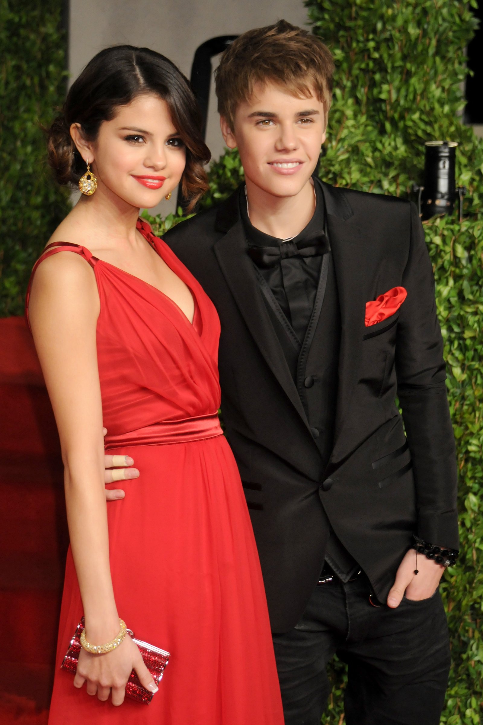 Justin Bieber and Selena Gomez on the red carper of the Vanity Fair Oscar Party in 2010 in an image taken from Getty.